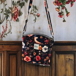 Sac à main en velours noir – Motif fleuri et oiseaux pour un look raffiné