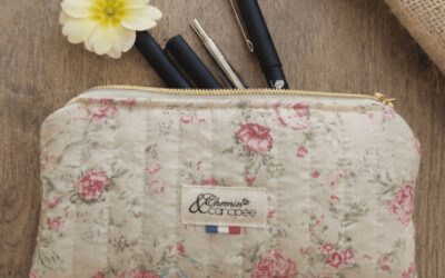 Trousse et pochette fleurie faite main : comment bien choisir un accessoire artisanal en tissu matelassé